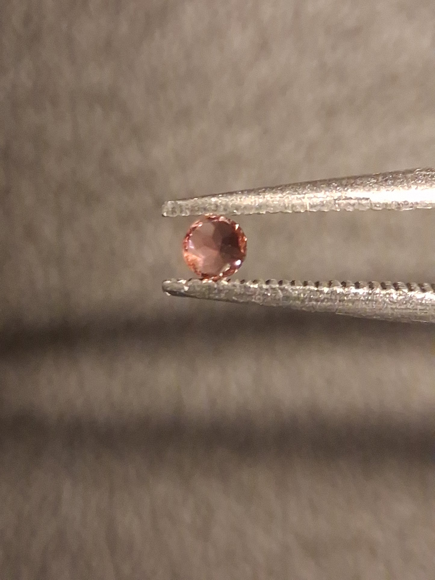 Natural Tourmaline - brownish pink - 2 mm - 0.030 ct - round - unheated - Natural Gems Belgium