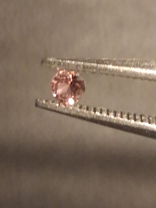 Natural Tourmaline - brownish pink - 2 mm - 0.029 ct - round - unheated - Natural Gems Belgium