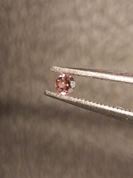 Natural Tourmaline - reddish brownish pink - 2 mm - 0.030 ct - round - unheated - Natural Gems Belgium