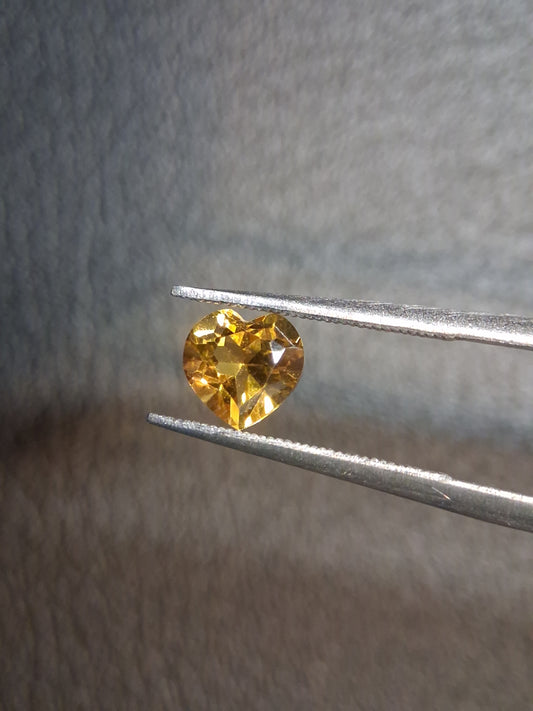 Natural Citrine Gemstone – Faceted Heart Cut 6x6 mm Yellow | Loose Citrine Stone 0.725 ct - Natural Gems Belgium