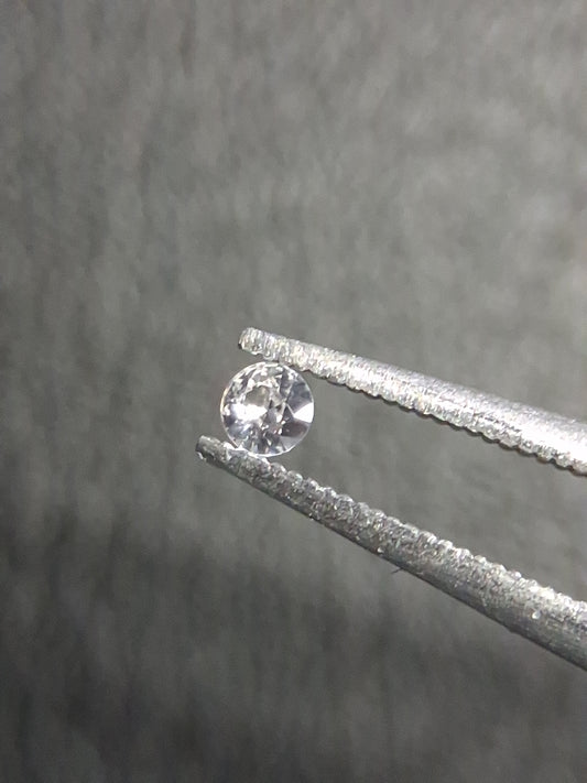 Natural White Sapphire - 0.038 ct -2 mm Round cut - heated - Africa - Natural Gems Belgium