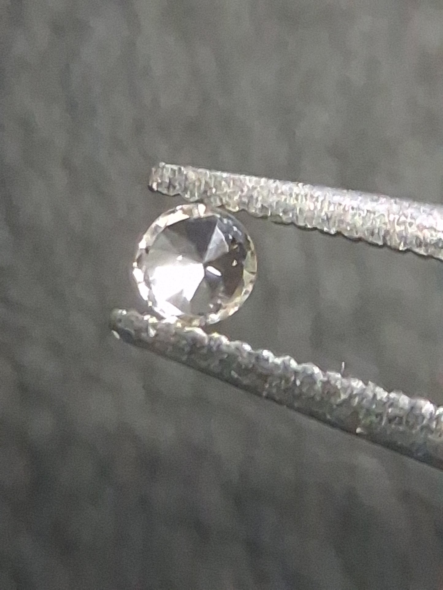 Natural White Sapphire - 0.047 ct -2 mm Round cut - heated - Africa - Natural Gems Belgium