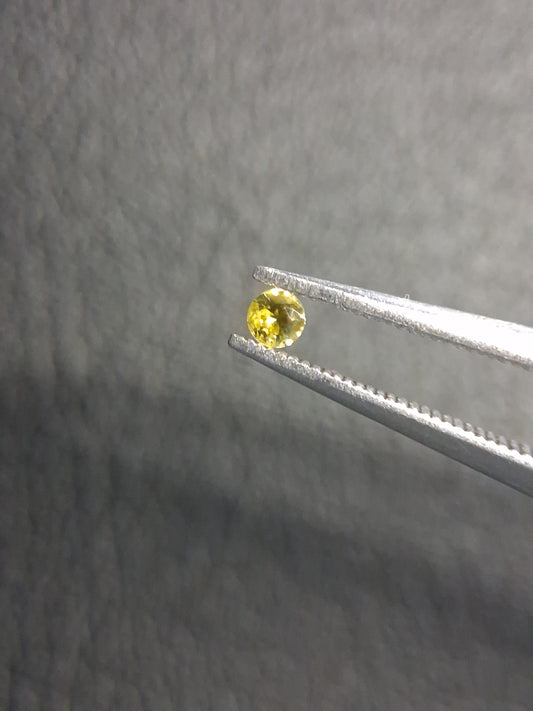 Natural Yellow Sapphire - 0.037 ct -2 mm Round cut - heated - Africa - Natural Gems Belgium