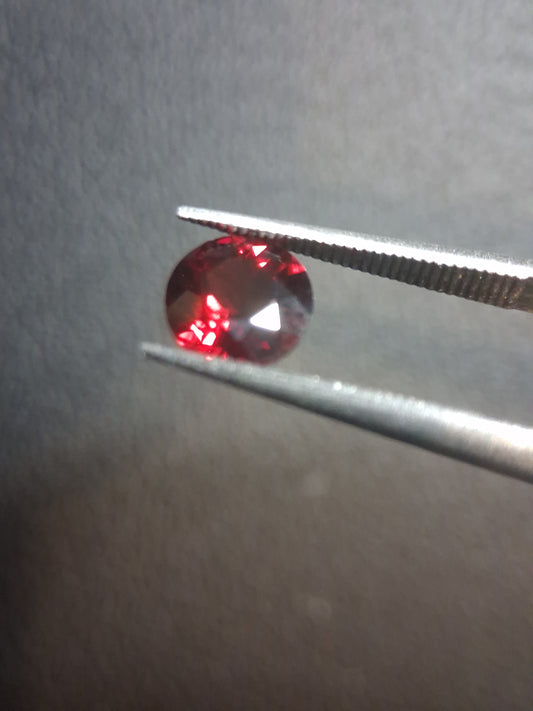 Granato naturale - Rodolite - 1.015 ct - taglio tondo sfaccettato - gemma rossa