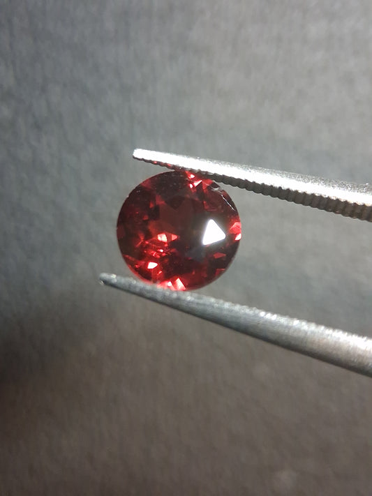 Granato naturale - Rodolite - 1,016 ct - taglio rotondo sfaccettato - gemma rossa