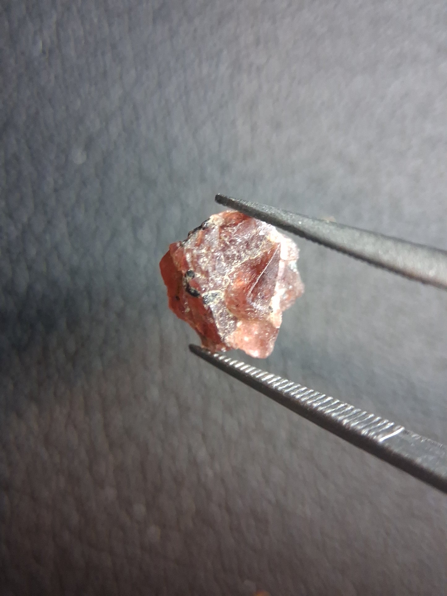 Rough Garnet - 2.470 ct - pyrope almandite - red