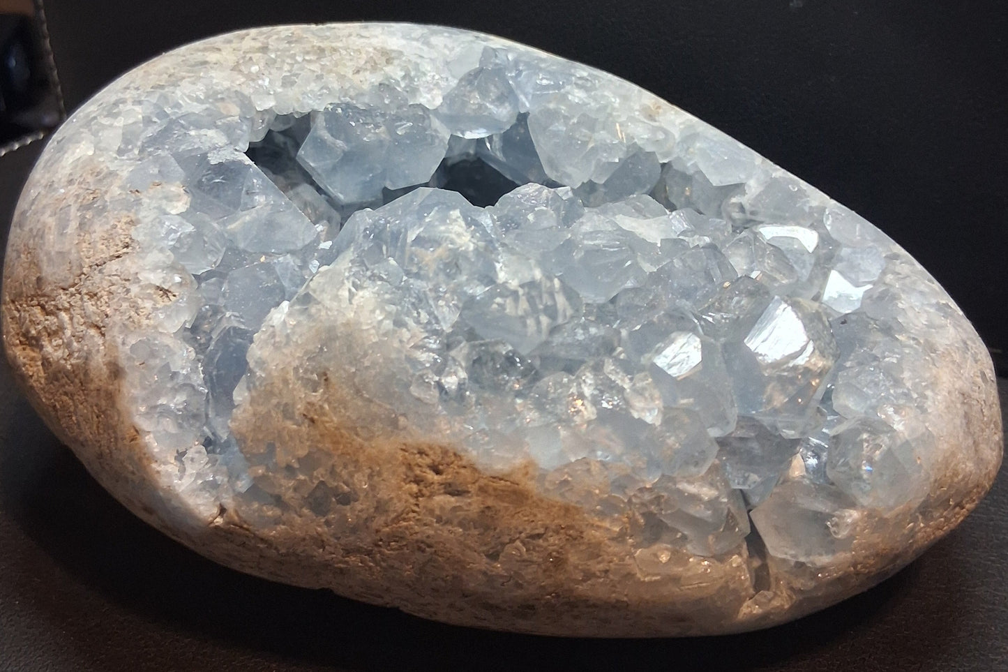Géode de Célestine Naturelle – Pierre de Cristal Bleue de Qualité Supérieure – Env. 2 kg (15 × 11 cm)