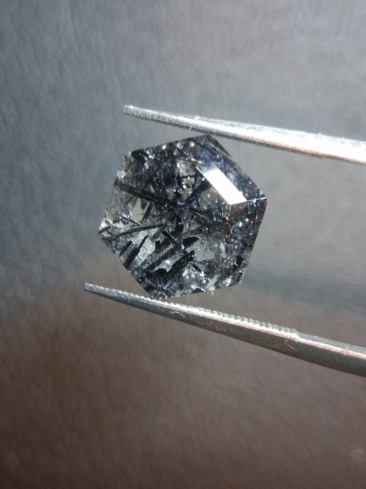 Quartz rutile noir naturel taille hexagonale – 3.720 ct | Pierre précieuse de quartz unique à inclusions