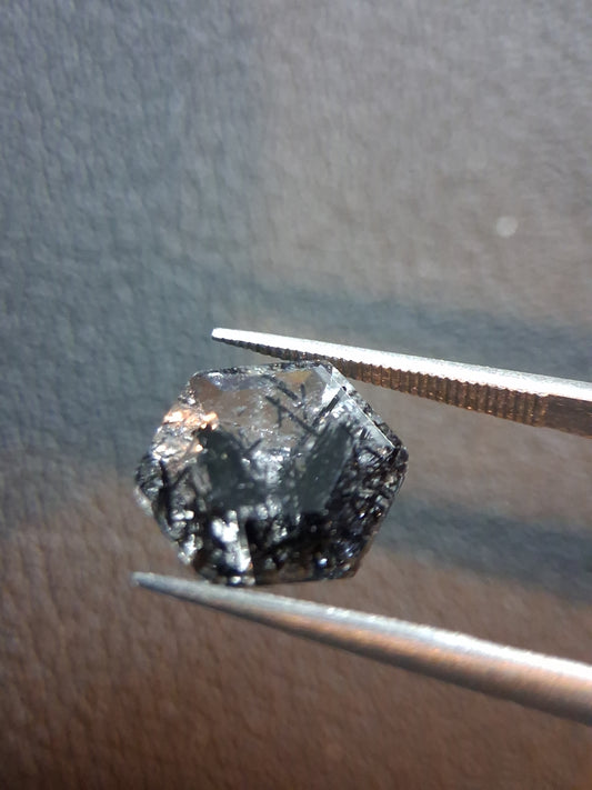 Quartz rutile noir naturel, taille hexagonale à facettes – 3,655 ct – 9,8 mm