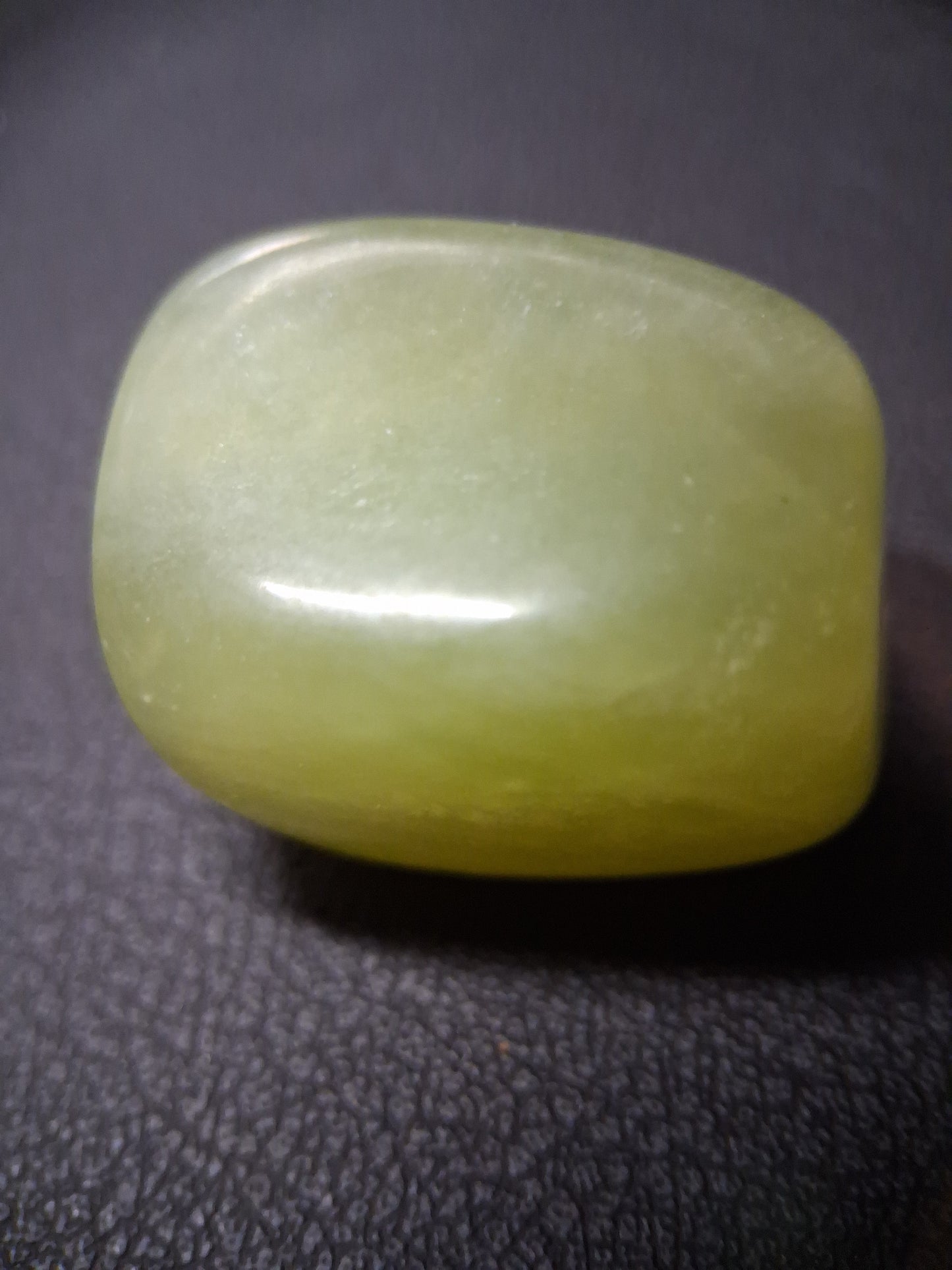 Pietra tascabile in Giada Xiuyan Verde Naturale 25.1 × 19.0 × 18.0 mm – Cristallo levigato per Meditazione, Guarigione e Trasporto Quotidiano