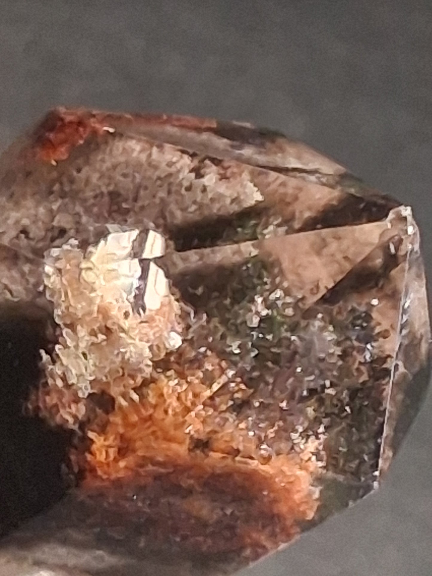 Pointe de cristal de Quartz fantôme – scénique multicolore – hexagonale – 6,7 cm