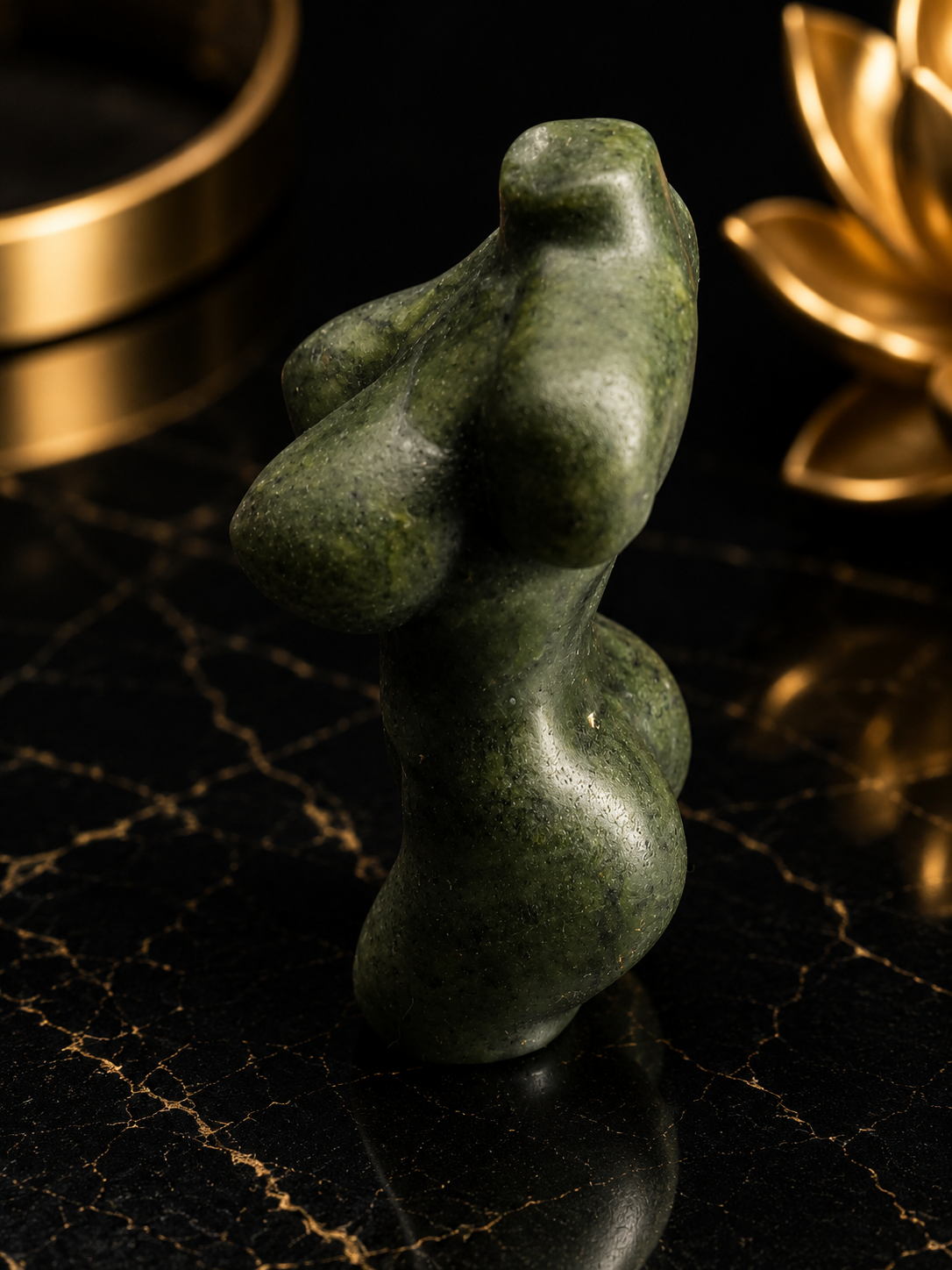Torse féminin en jade vert naturel – Figurine corporelle en cristal sculptée à la main (6 cm)
