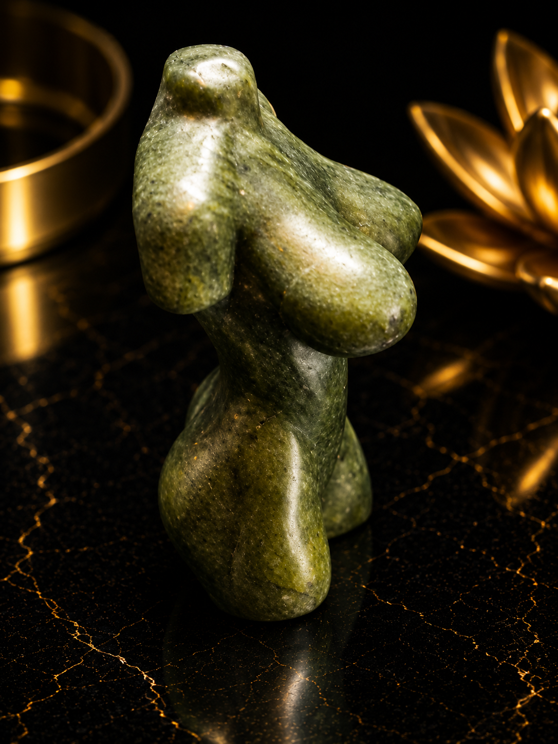 Torse féminin sculpté en jade vert naturel – 6 cm – Figurine corporelle en cristal fabriquée à la main