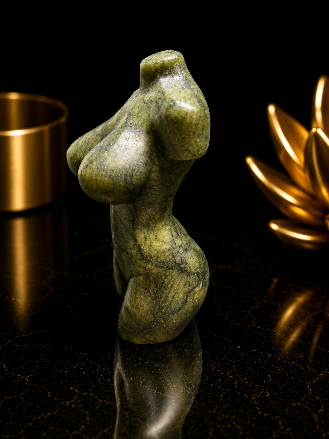 Torso Femminile in Giada Verde Naturale – una Statuetta Artigianale di Cristallo (6 cm) (Copia)