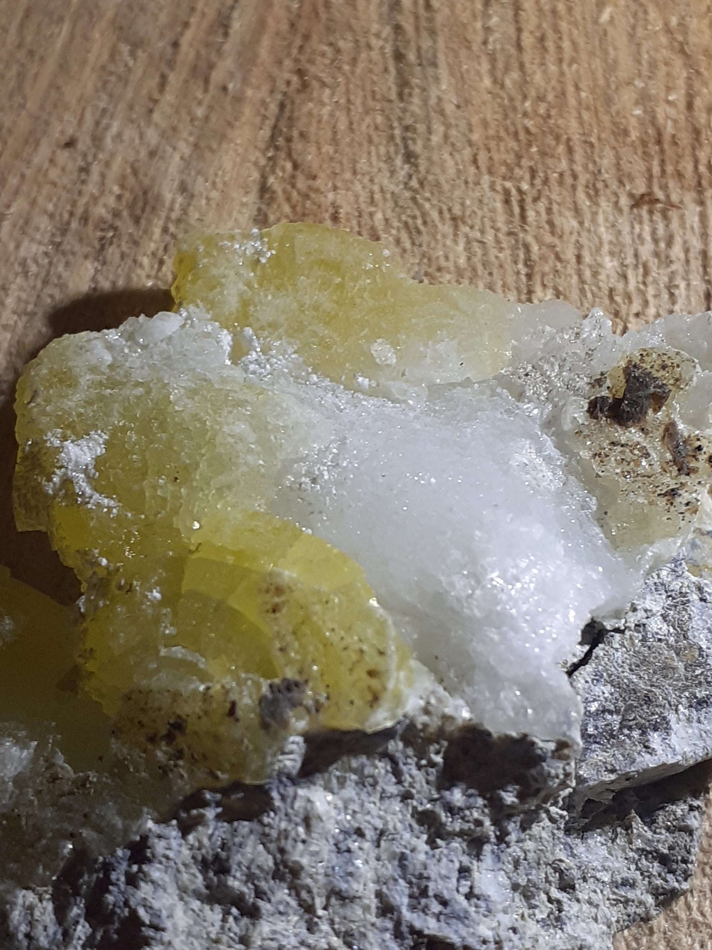 Beautiful decorative cluster with yellow brucite, rough natural stone, 251.40 ct Specimens Crystals & Clusters - All Types Natural Gems Belgium