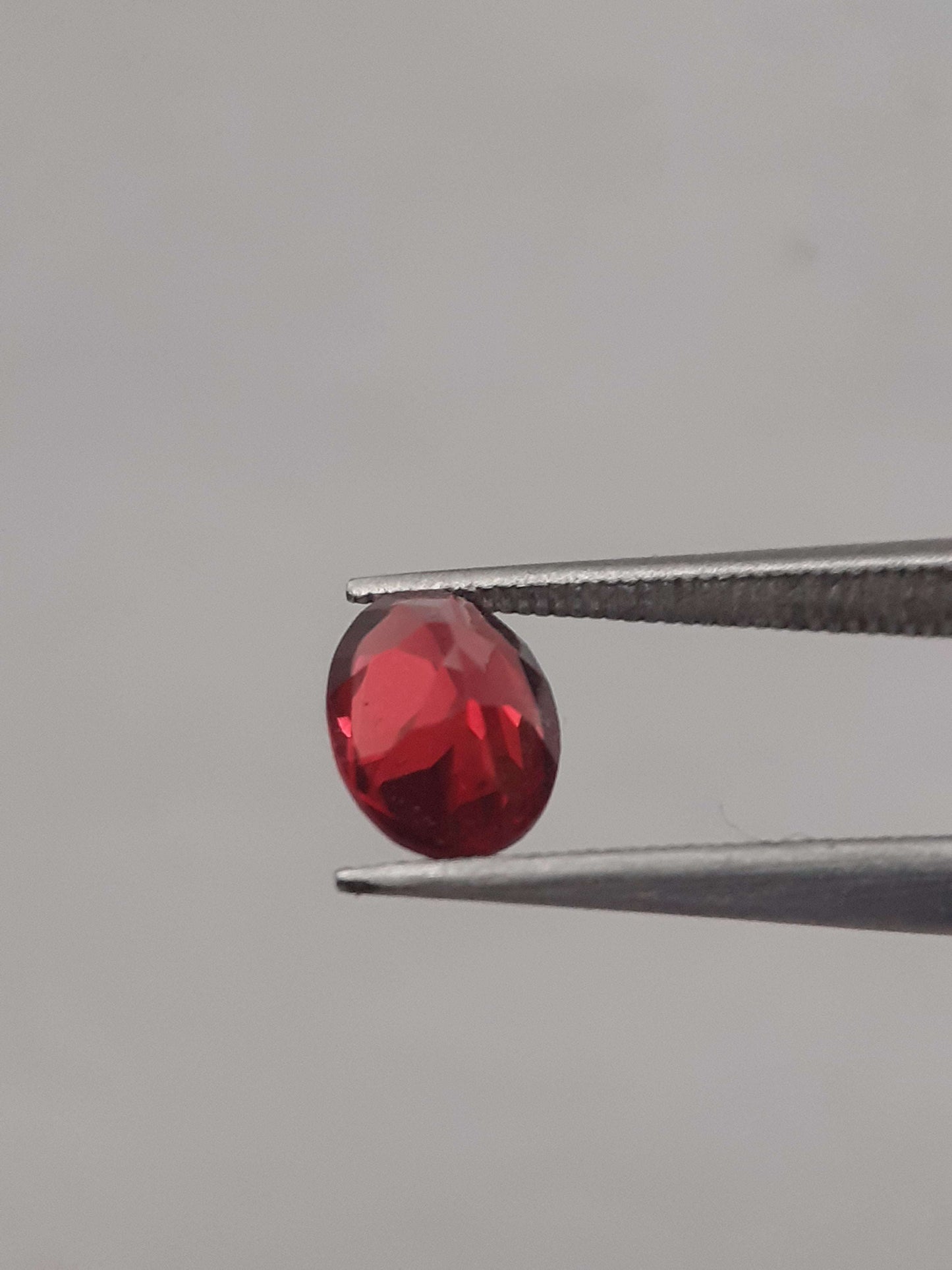 Natural red Rhodolite Garnet - 0.914 ct - oval - unheated All Garnet Gemstones Natural Gems Belgium