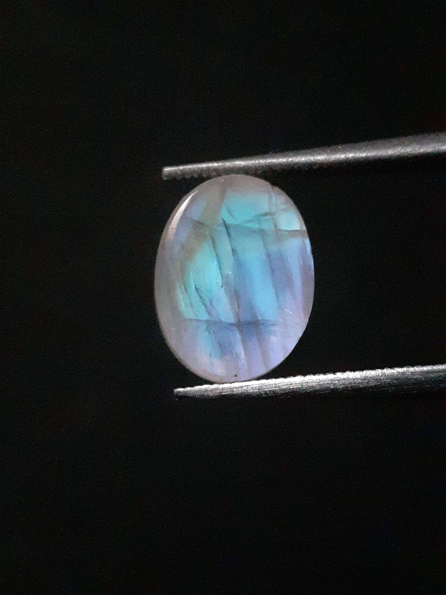 Natural Moonstone - light blue adularescence - 2.235 ct - oval - certified natural - Natural Gems Belgium