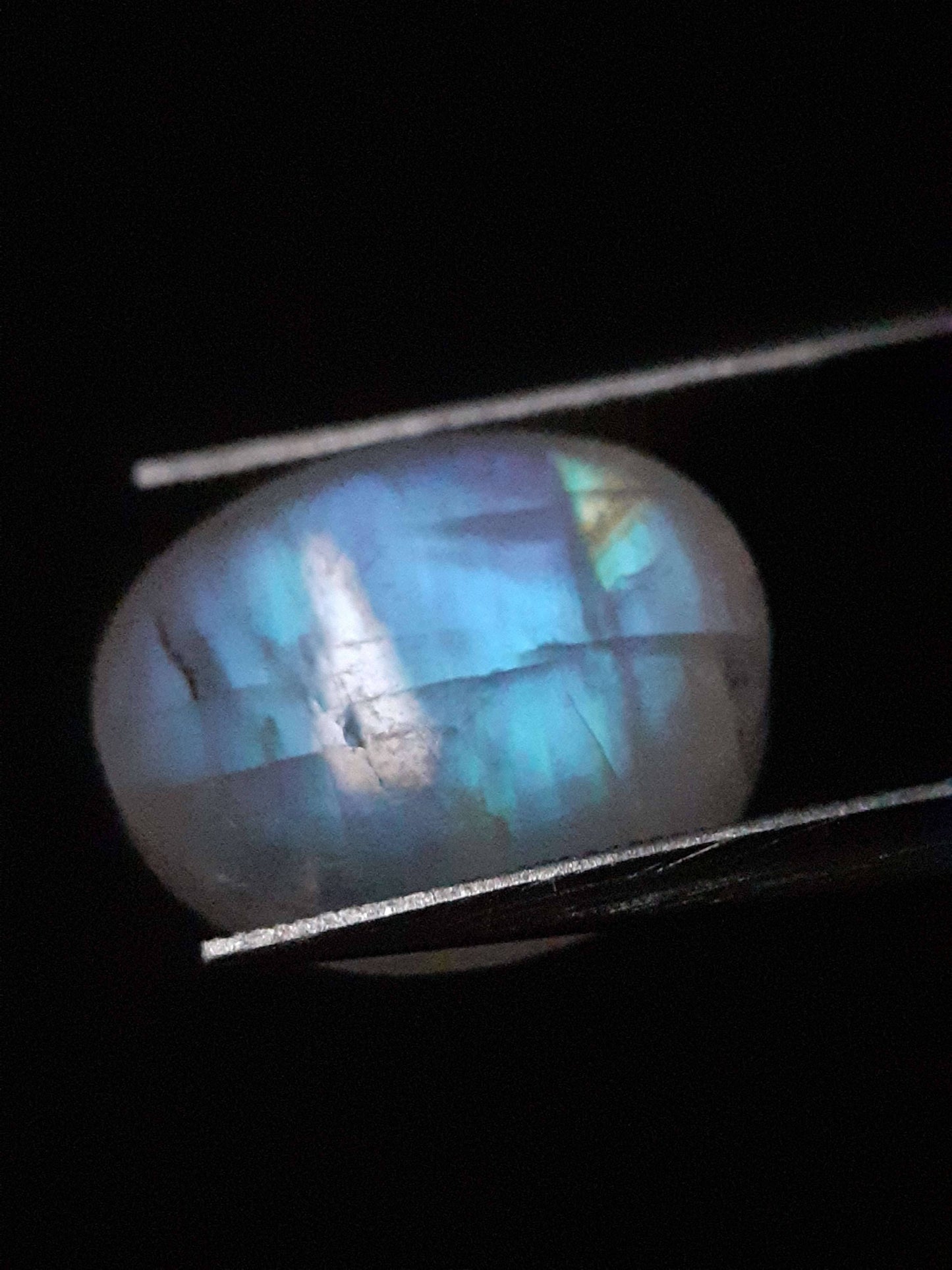 Natural Moonstone - pale blue adularescence - 8.064 ct - oval cabochon - Natural Gems Belgium