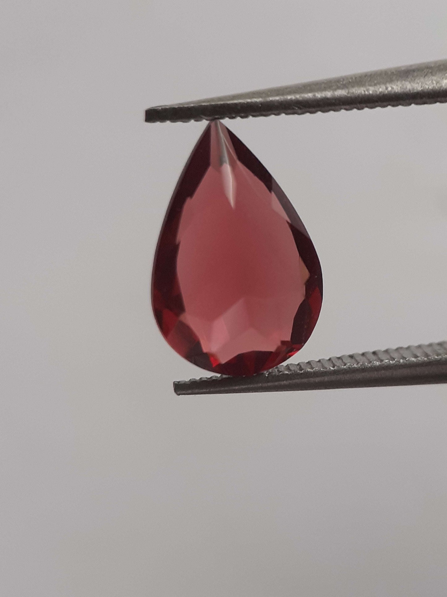 Natural red Rhodolite Garnet - 1.458 ct - pear - unheated - certified natural - Natural Gems Belgium