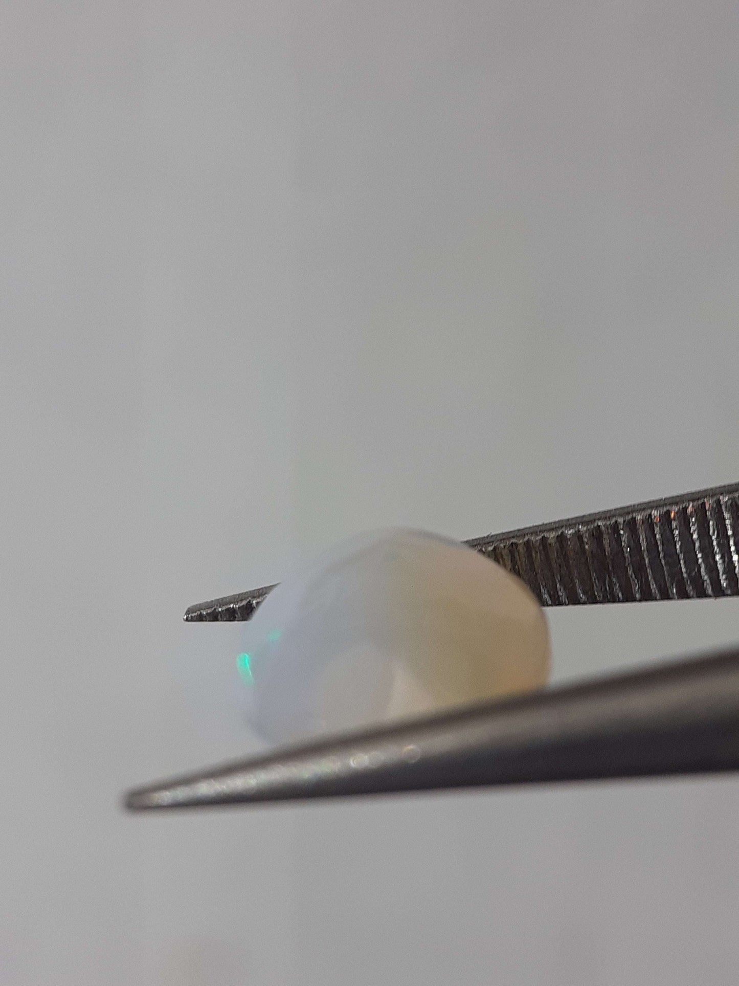 Natural White Crystal Opal Faceted with play of color - 0.67 ct - oval - unheated - Natural Gems Belgium