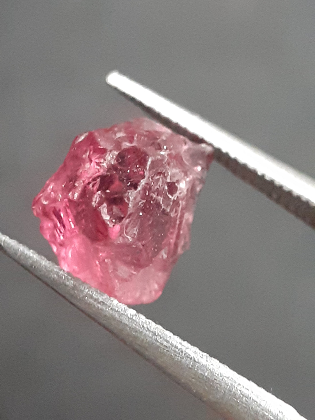 RO-GARN025RH-002-356 - video of natural rough rhodolite garnet