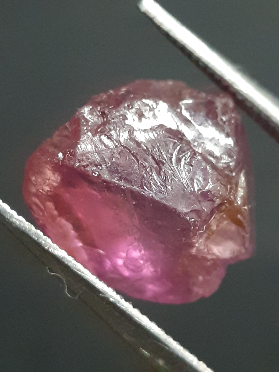 RO-GARN025RH-002-357 - video of rough rhodolite garnet purplish pink