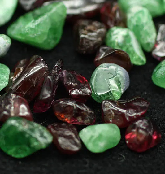 Unveiling the Mystical Differences: Green Garnet vs. Red Garnet in Spiritual Practices