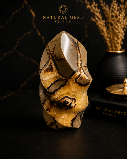 Natural Septarian Flame Tower – Polished Septarian Crystal Decor Piece – 15 cm – 1.36 kg - Natural Gems Belgium