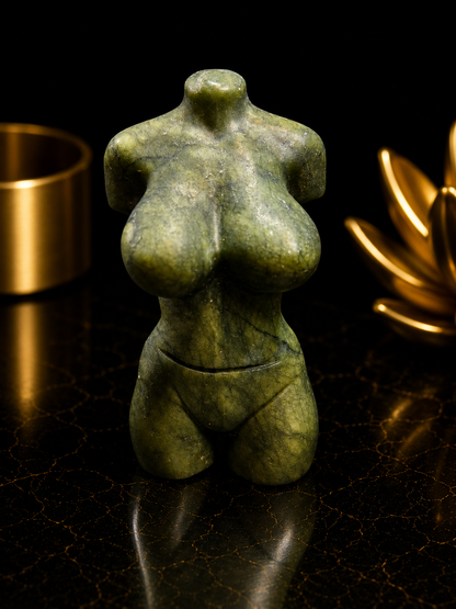 Natural Green Jade Female Torso Carving – a 6 cm Handcrafted Crystal Body Figurine (Copy)