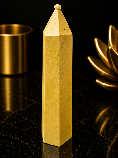 Tour en cristal de serpentine jaune naturelle (« nouvel jade ») 14,5 cm – Pointe de pierre polie pour la décoration intérieure et la collection de cristaux