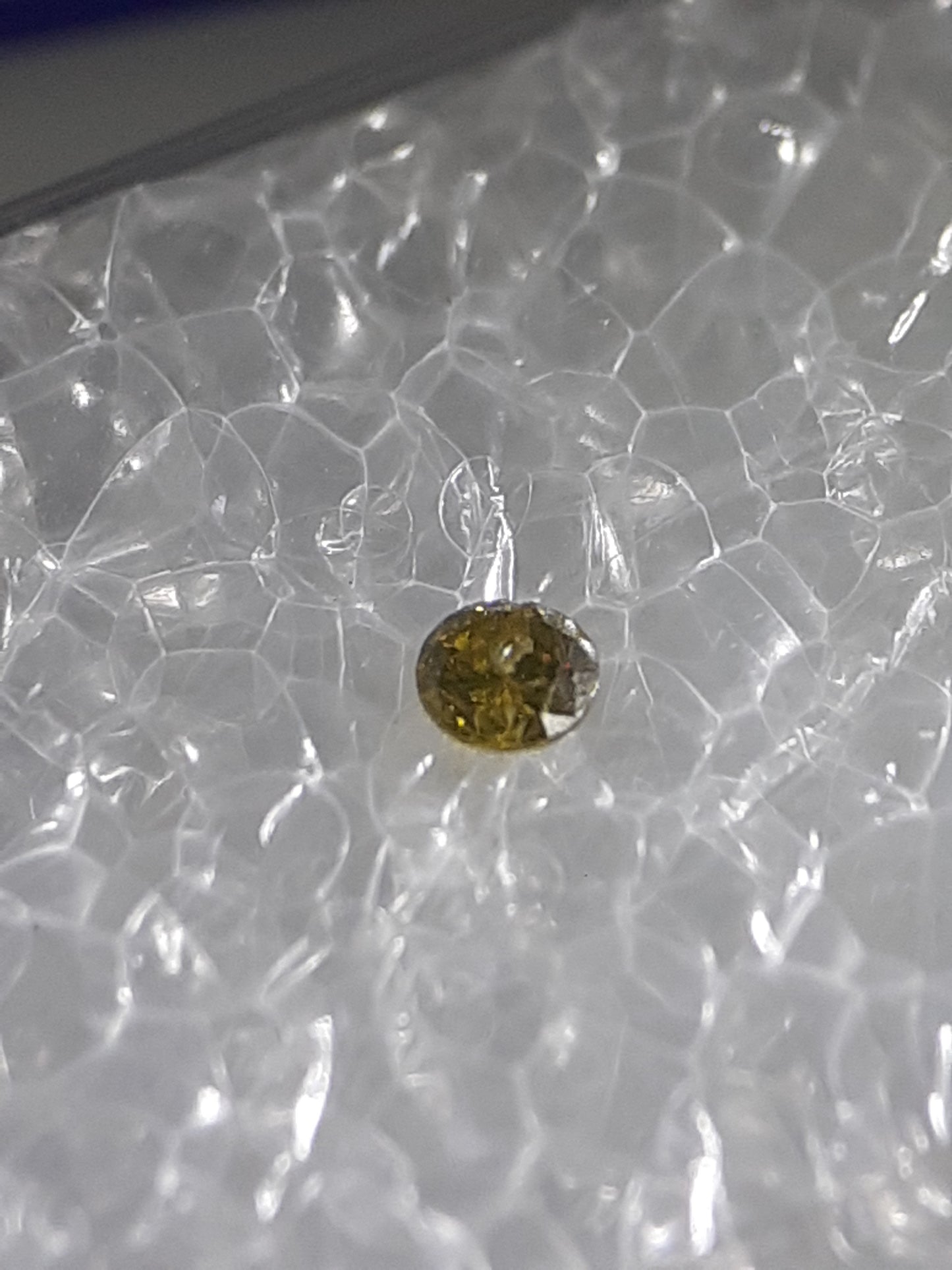 Certified Natural Diamond - Round Brilliant - 0.03ct - I2 - Fancy Deep Greenish Yellow - sealed - Natural Gems Belgium