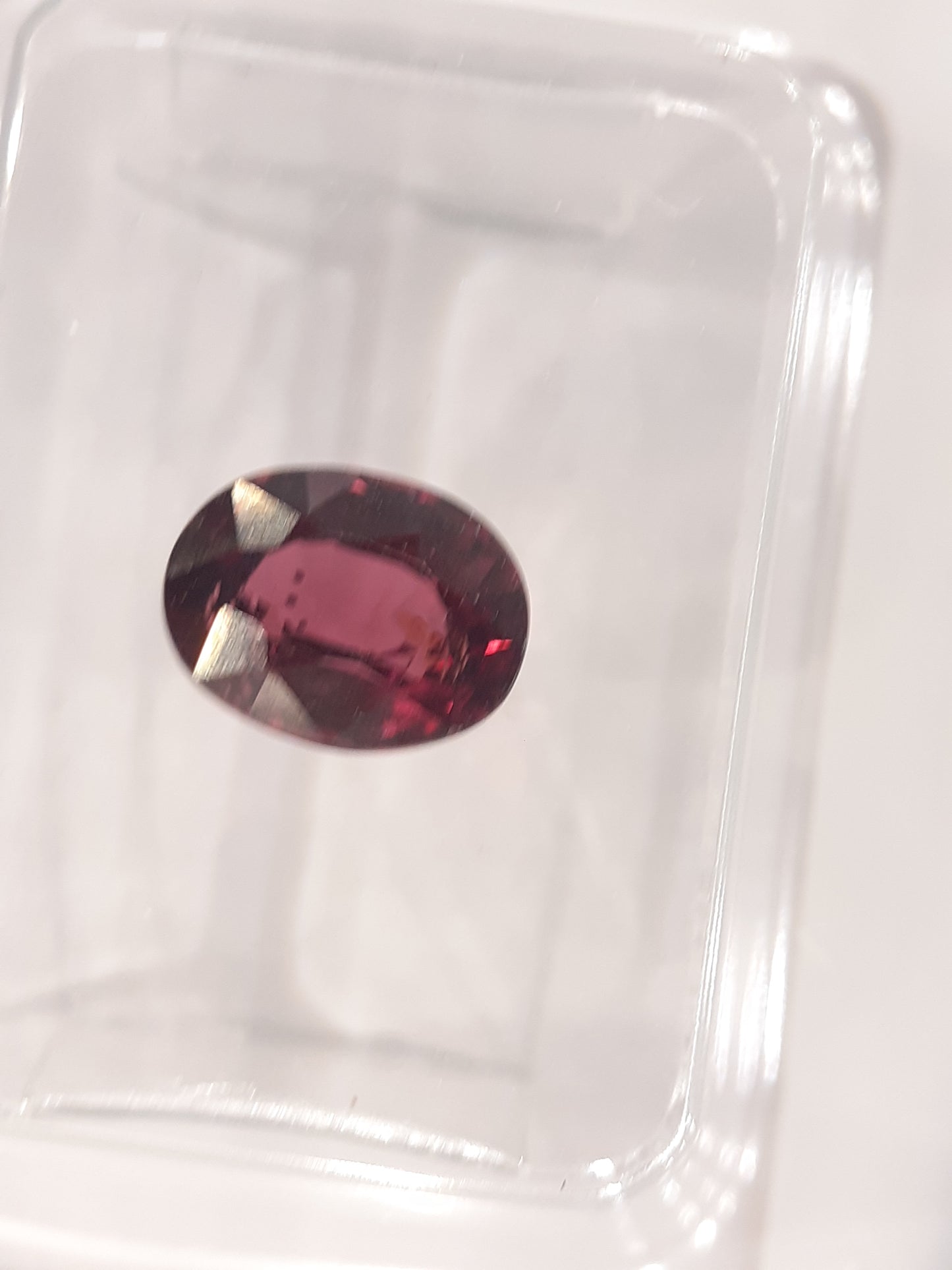 Certified Natural Rhodolite Garnet - 1.58 ct - oval cut - Tanzania - Sealed - Natural Gems Belgium