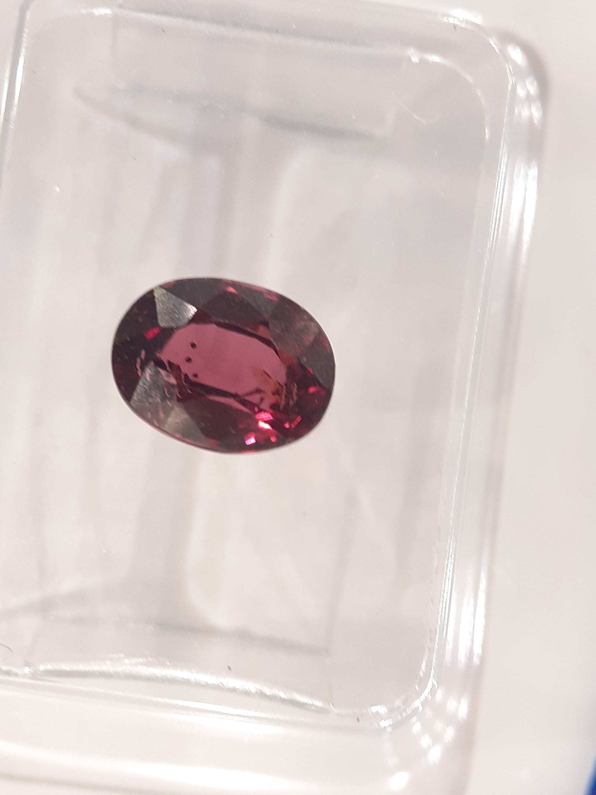 Certified Natural Rhodolite Garnet - 1.58 ct - oval cut - Tanzania - Sealed - Natural Gems Belgium