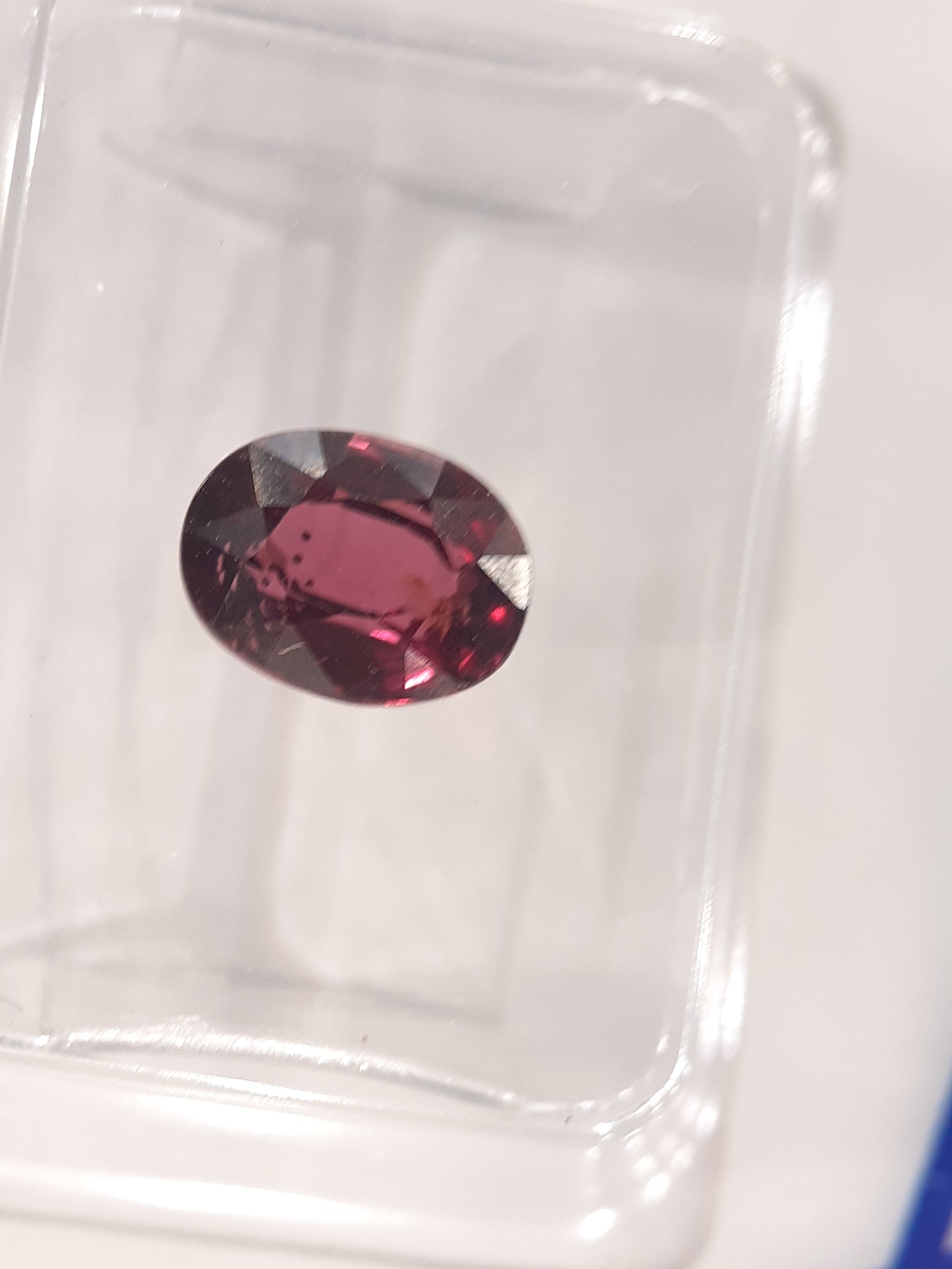 Certified Natural Rhodolite Garnet - 1.58 ct - oval cut - Tanzania - Sealed - Natural Gems Belgium