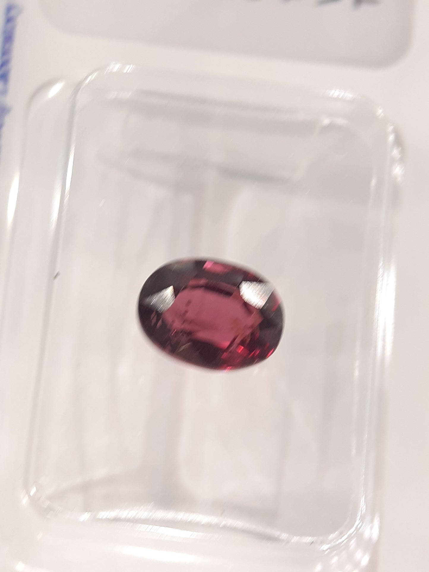 Certified Natural Rhodolite Garnet - 1.58 ct - oval cut - Tanzania - Sealed - Natural Gems Belgium