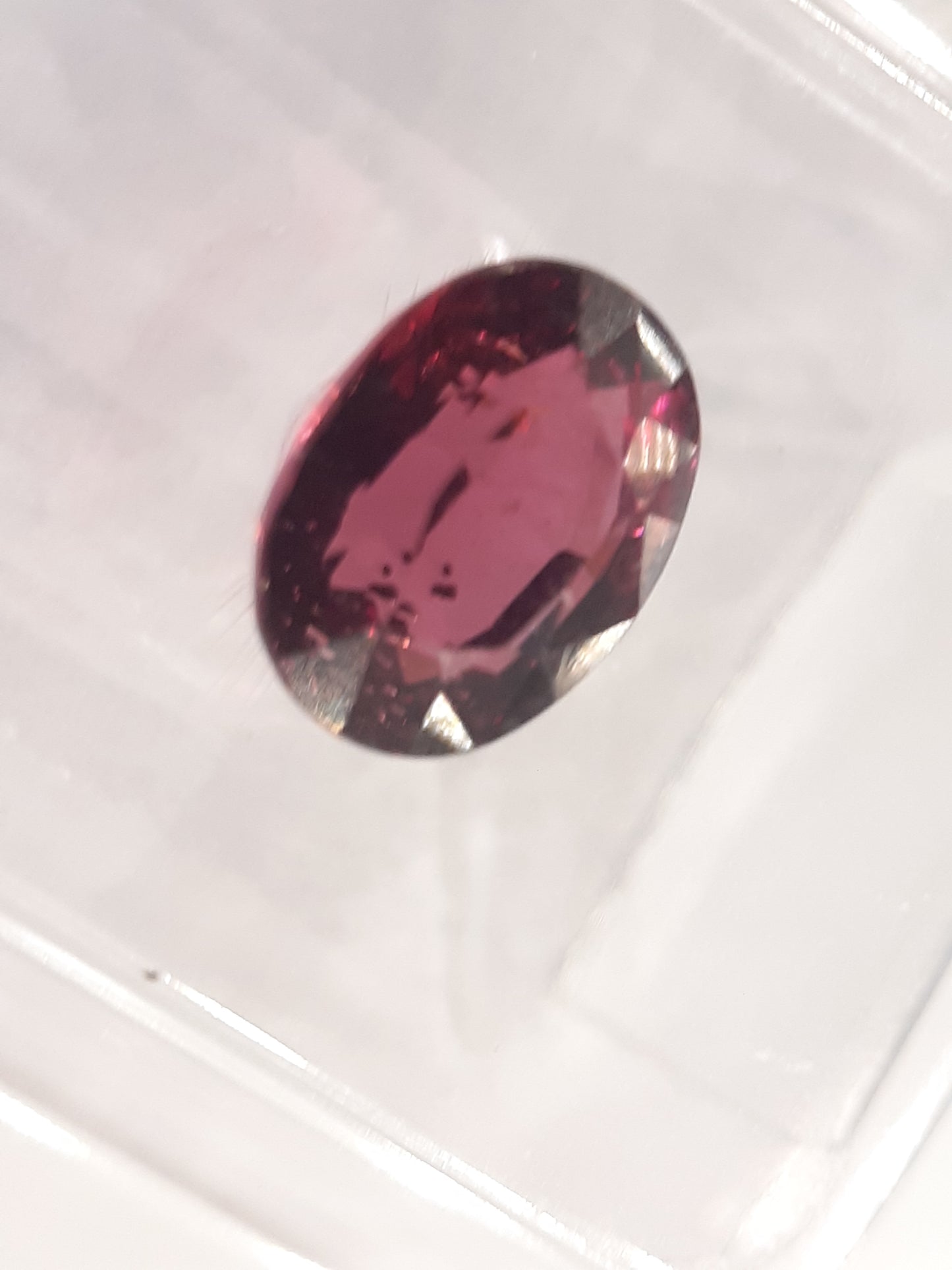 Certified Natural Rhodolite Garnet - 1.58 ct - oval cut - Tanzania - Sealed - Natural Gems Belgium