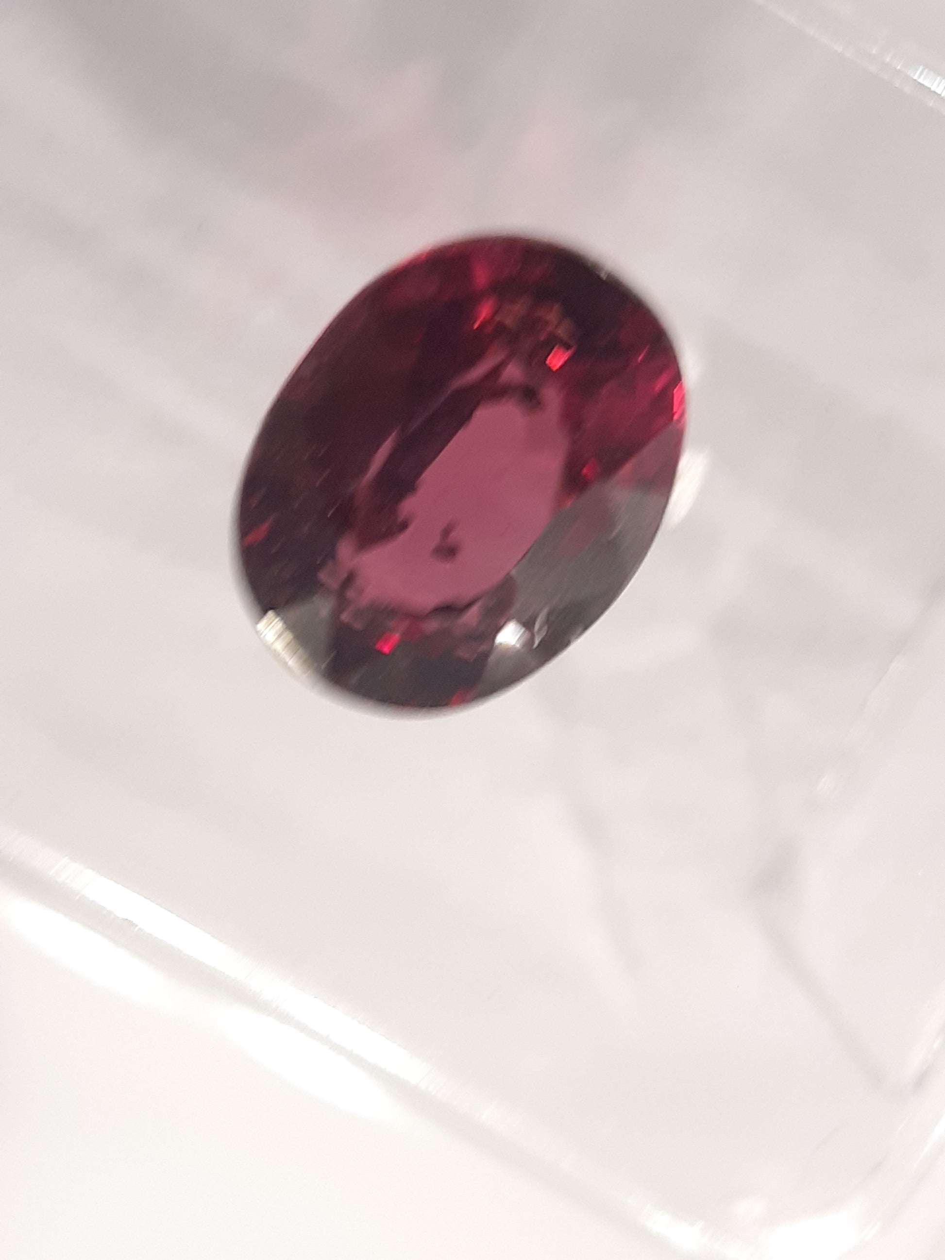 Certified Natural Rhodolite Garnet - 1.58 ct - oval cut - Tanzania - Sealed - Natural Gems Belgium