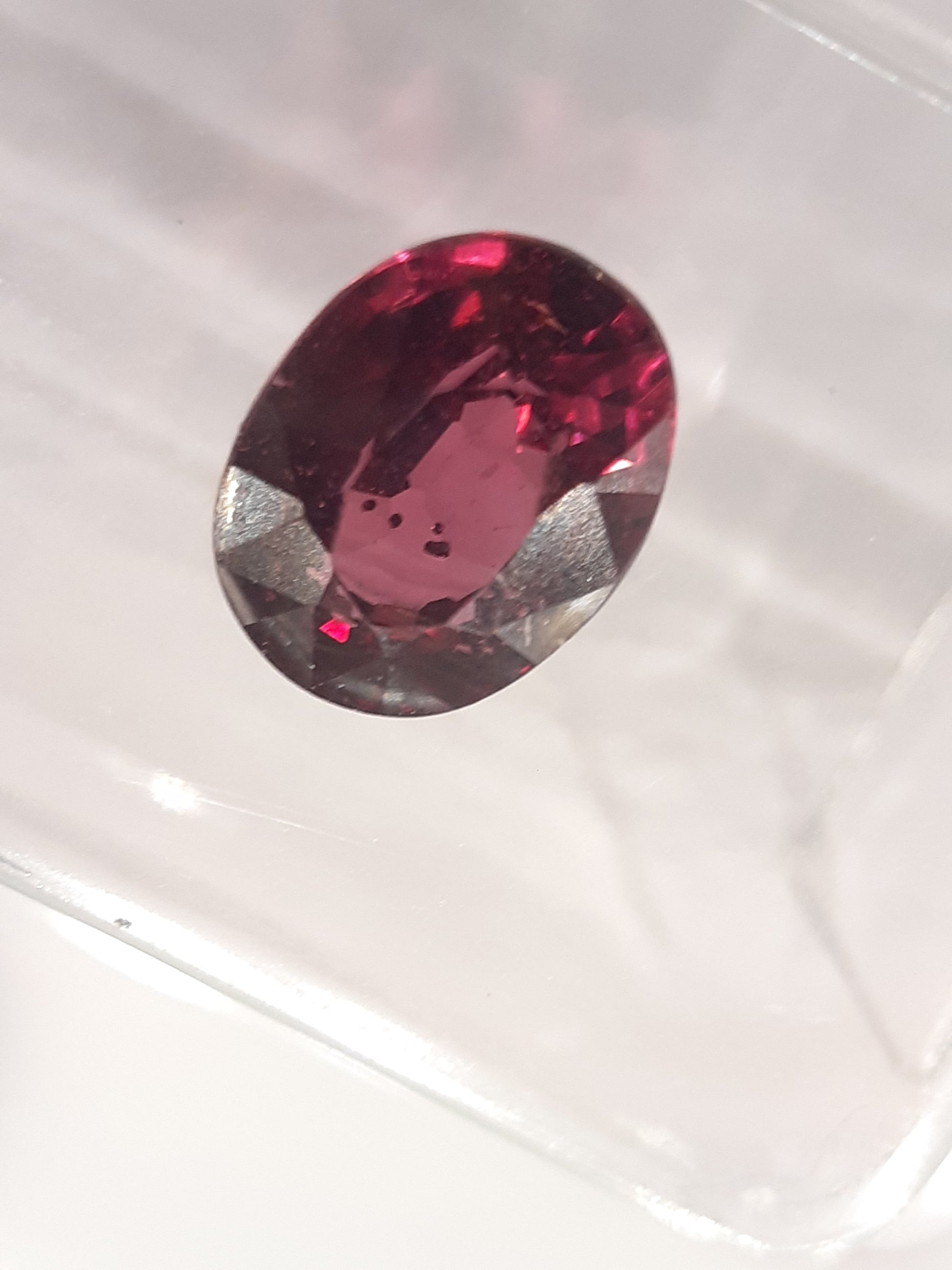 Certified Natural Rhodolite Garnet - 1.58 ct - oval cut - Tanzania - Sealed - Natural Gems Belgium