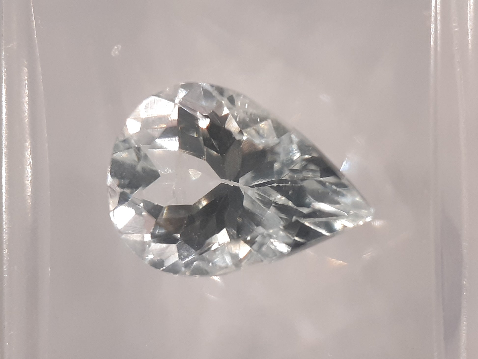 Certified Natural Goshenite (beryl) - 1.72 ct - pear shaped - Brasil - Sealed - Natural Gems Belgium