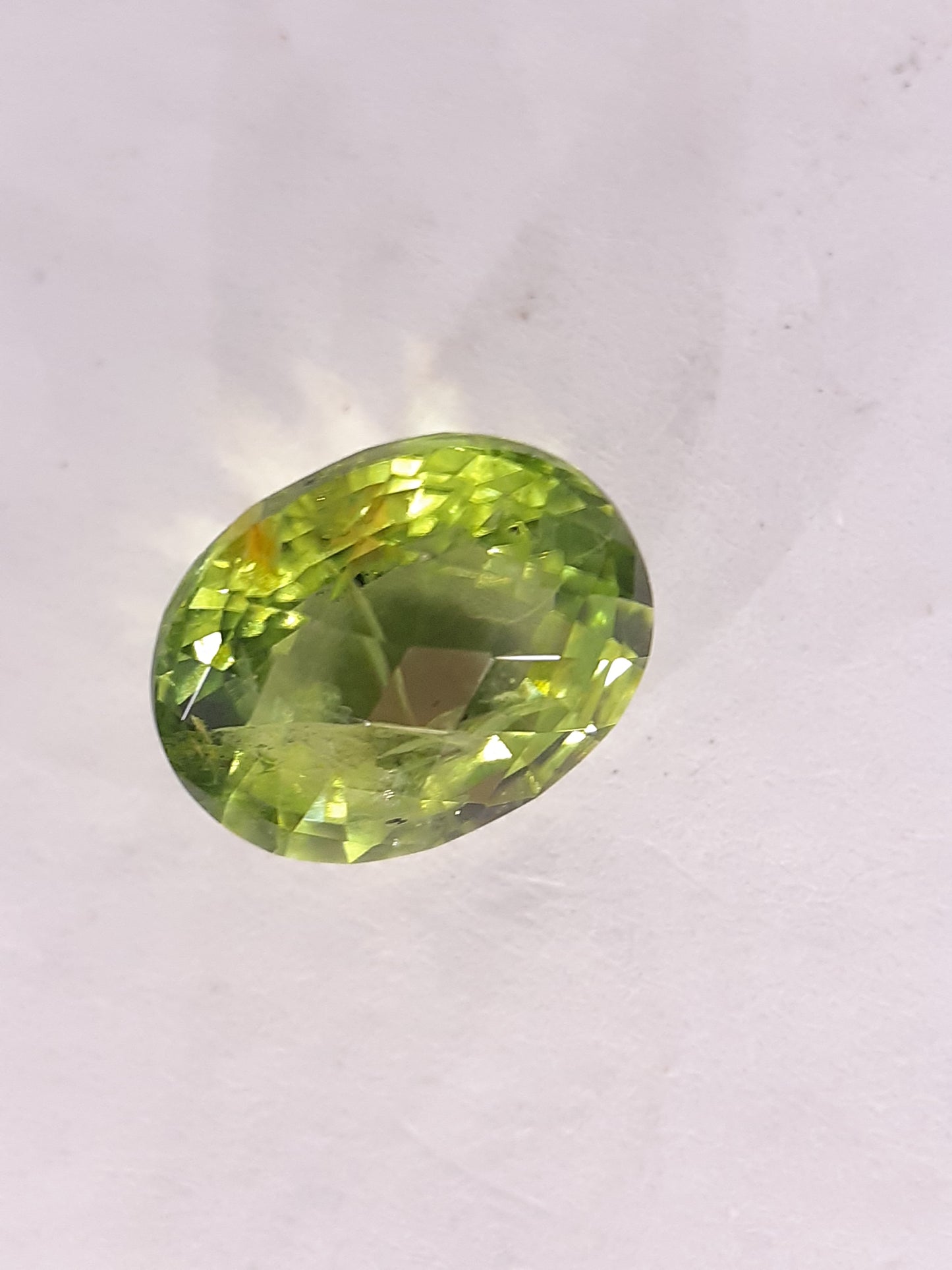 Peridot, 2.31 ct, oval, myanmar, seller certified - Natural Gems Belgium