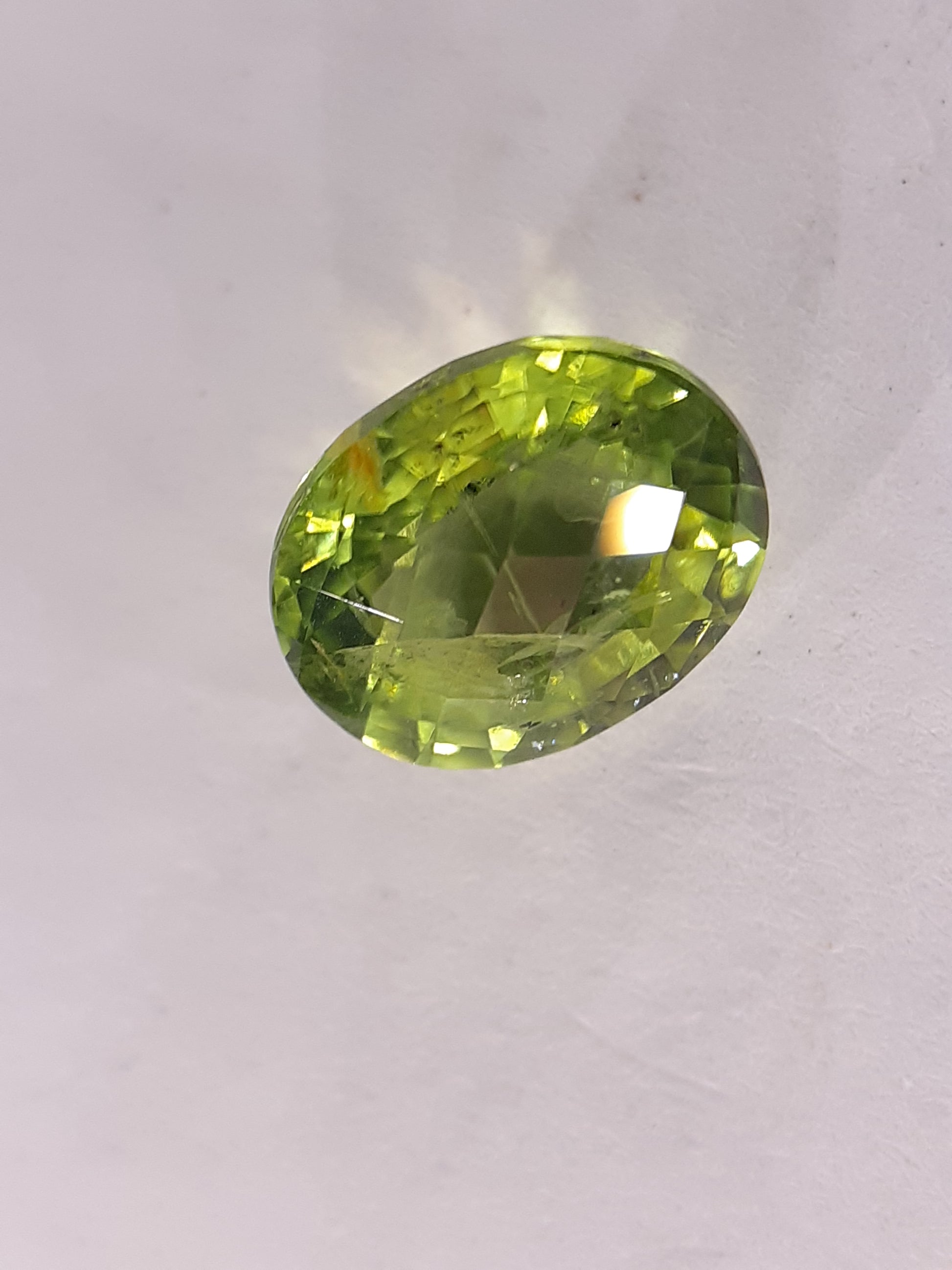 Peridot, 2.31 ct, oval, myanmar, seller certified - Natural Gems Belgium