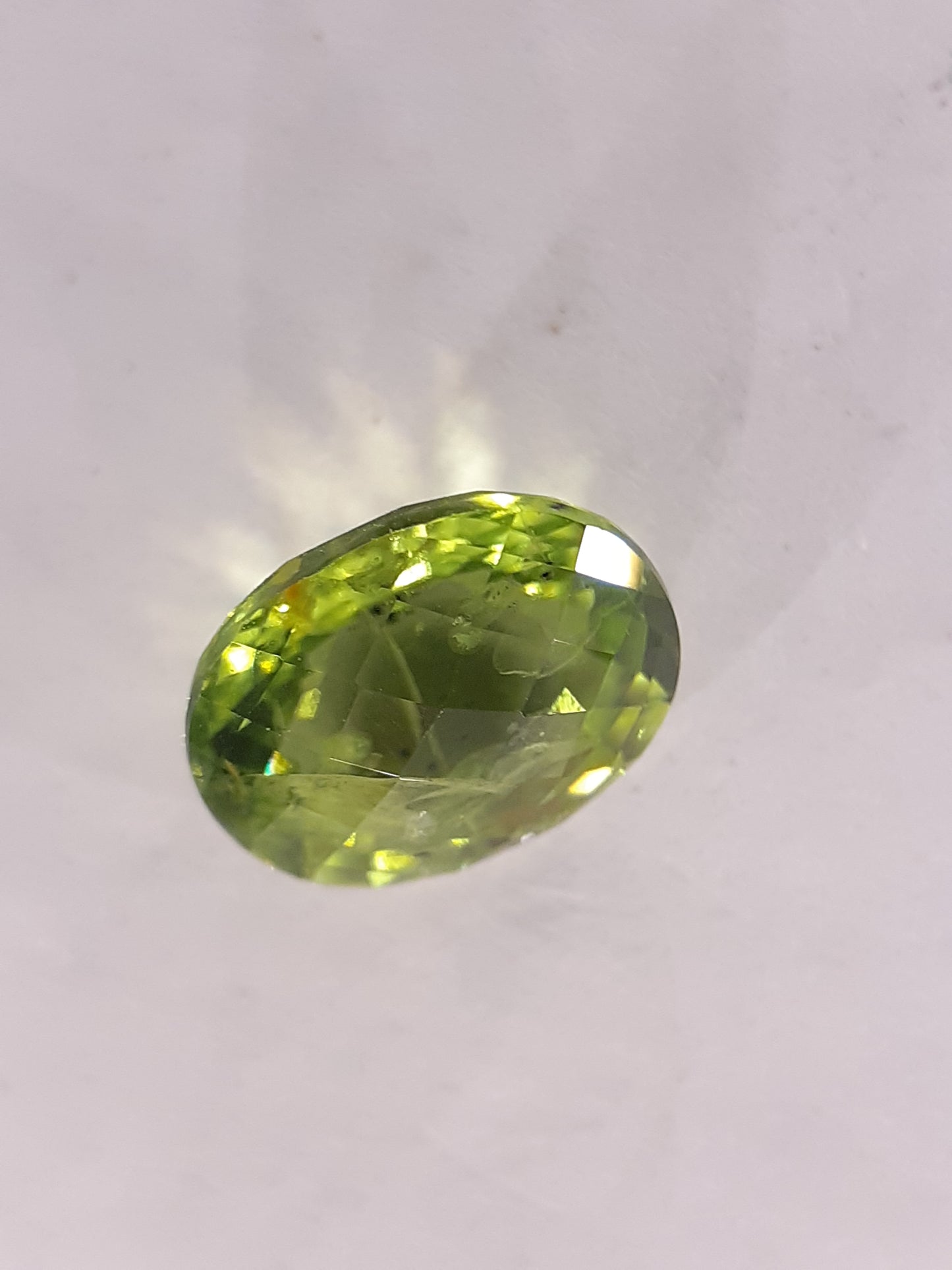 Peridot, 2.31 ct, oval, myanmar, seller certified - Natural Gems Belgium