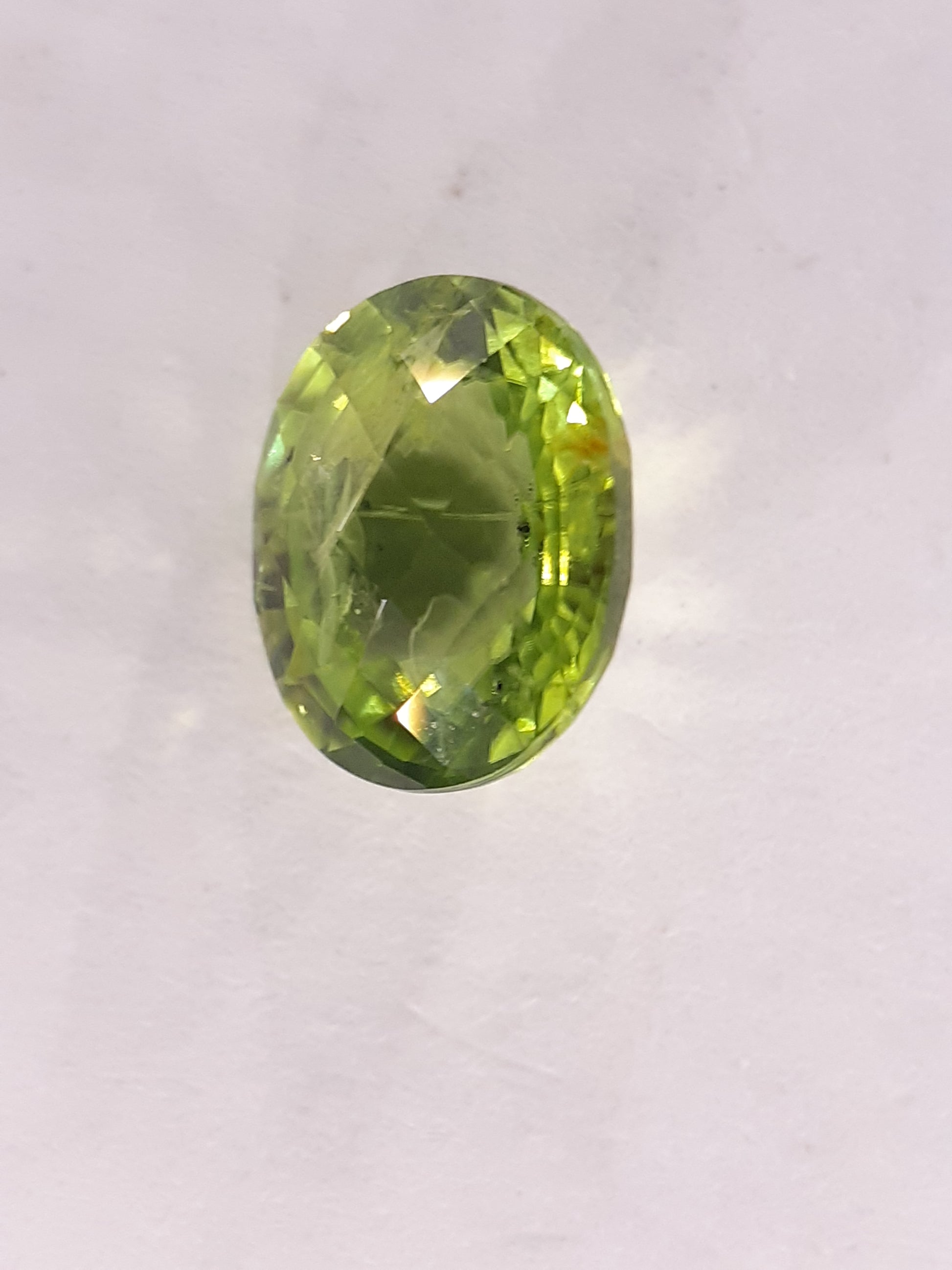 Peridot, 2.31 ct, oval, myanmar, seller certified - Natural Gems Belgium