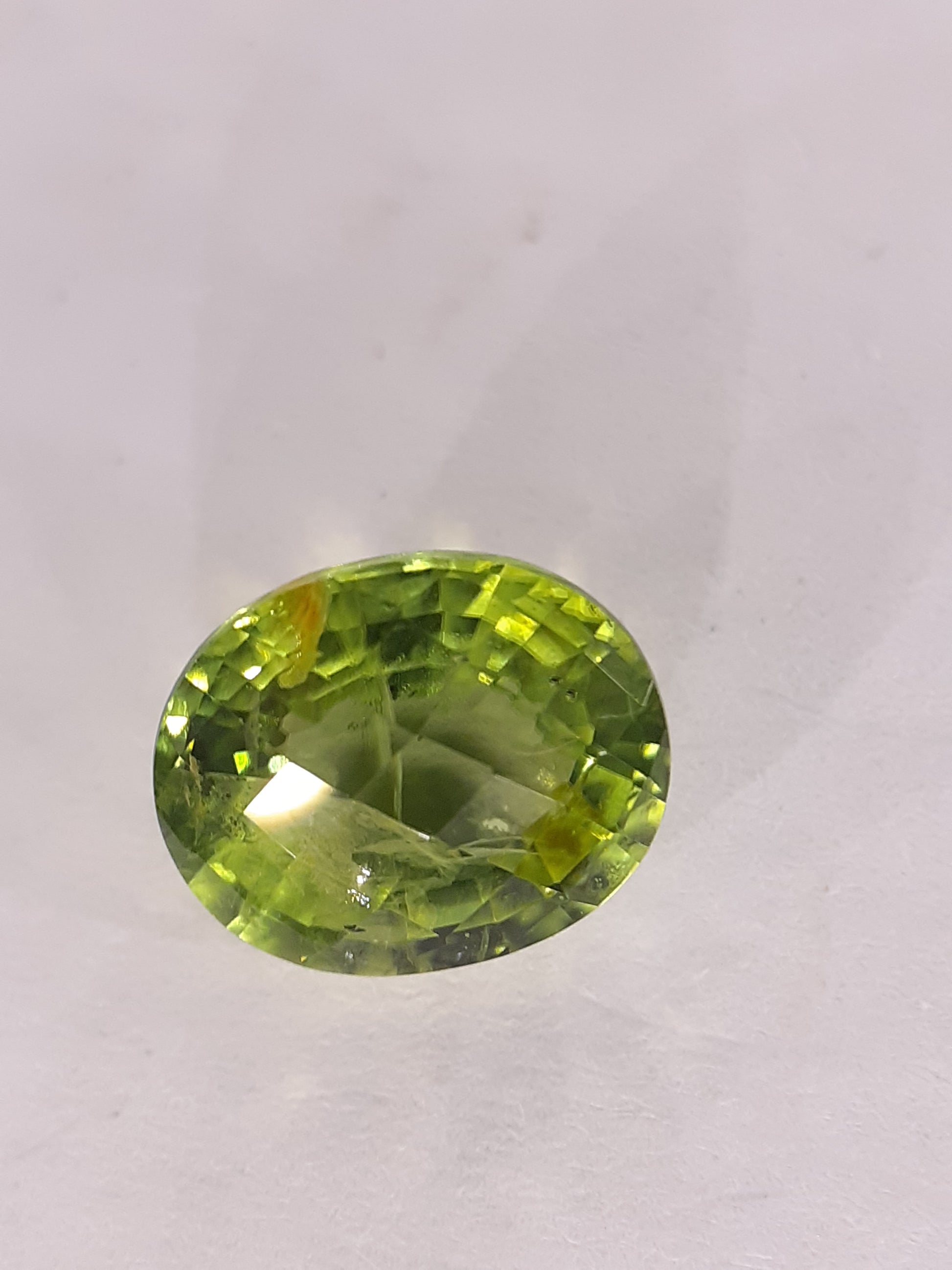 Peridot, 2.31 ct, oval, myanmar, seller certified - Natural Gems Belgium