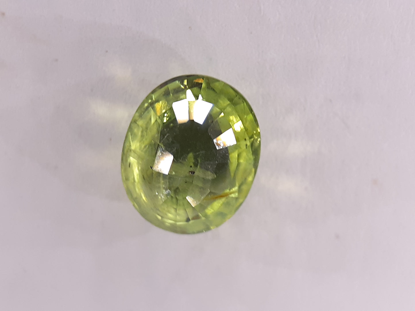 Peridot, 2.31 ct, oval, myanmar, seller certified - Natural Gems Belgium