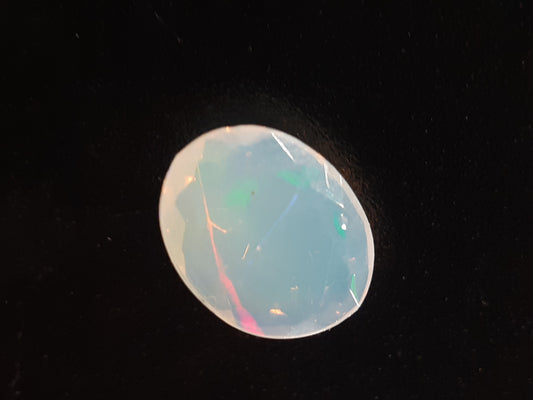 White Opal - play of color - 0.66 ct - seller certified - Natural Gems Belgium