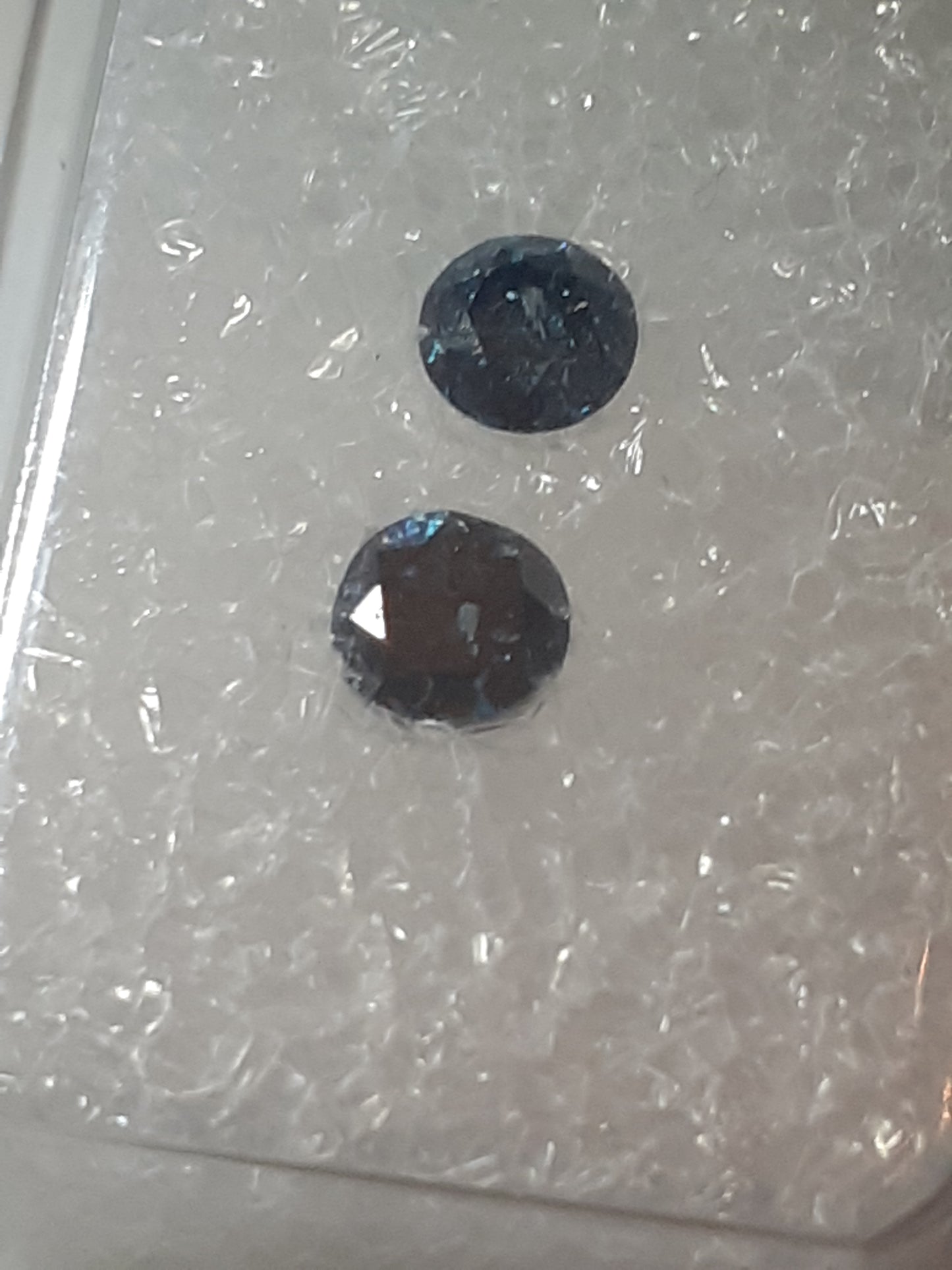 Pair of Fancy Natural Diamonds - Round Brilliant - 0.42 ct certified and sealed - Natural Gems Belgium