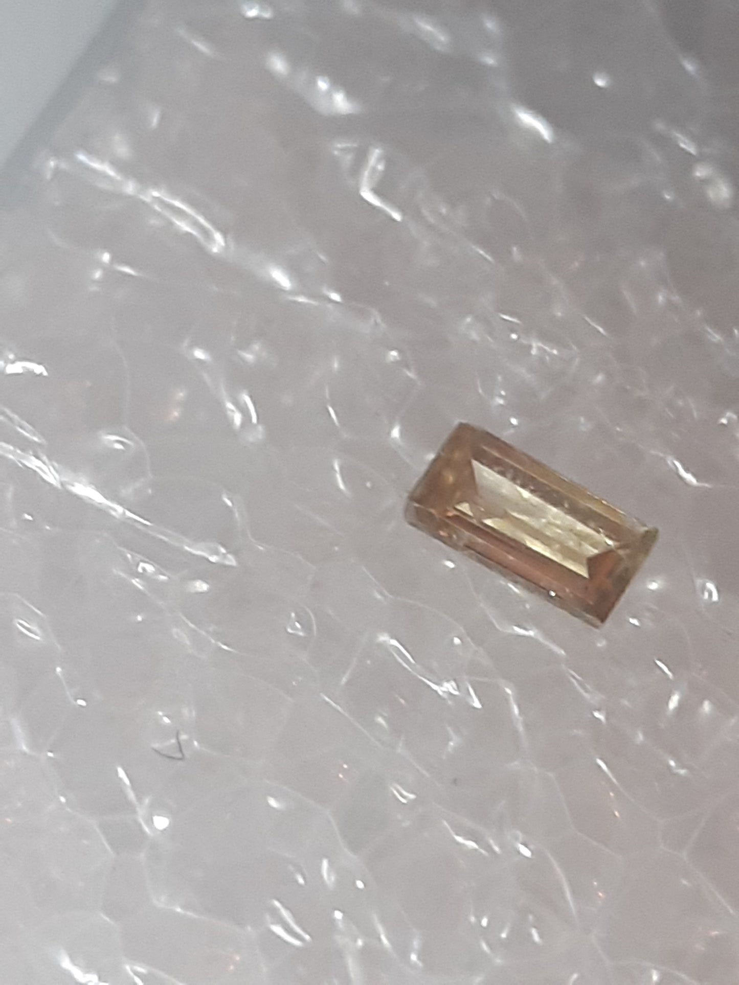 Natural Diamond - Baguette - 0.03ct - I1 - fancy yellowish greenish Brown - sealed - Natural Gems Belgium