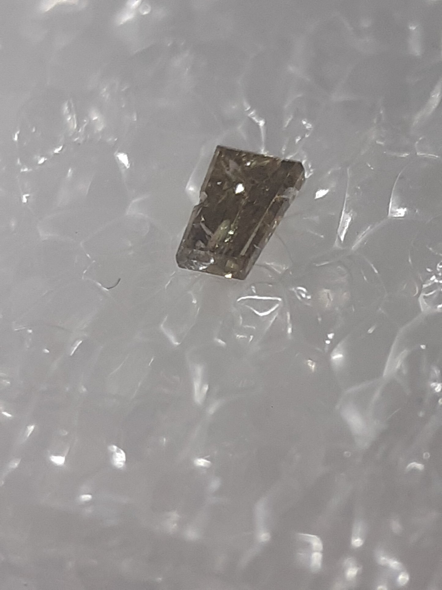 Natural tapered baguette Diamond - 0.05ct - I2 - fancy deep brownish yellow - sealed - Natural Gems Belgium