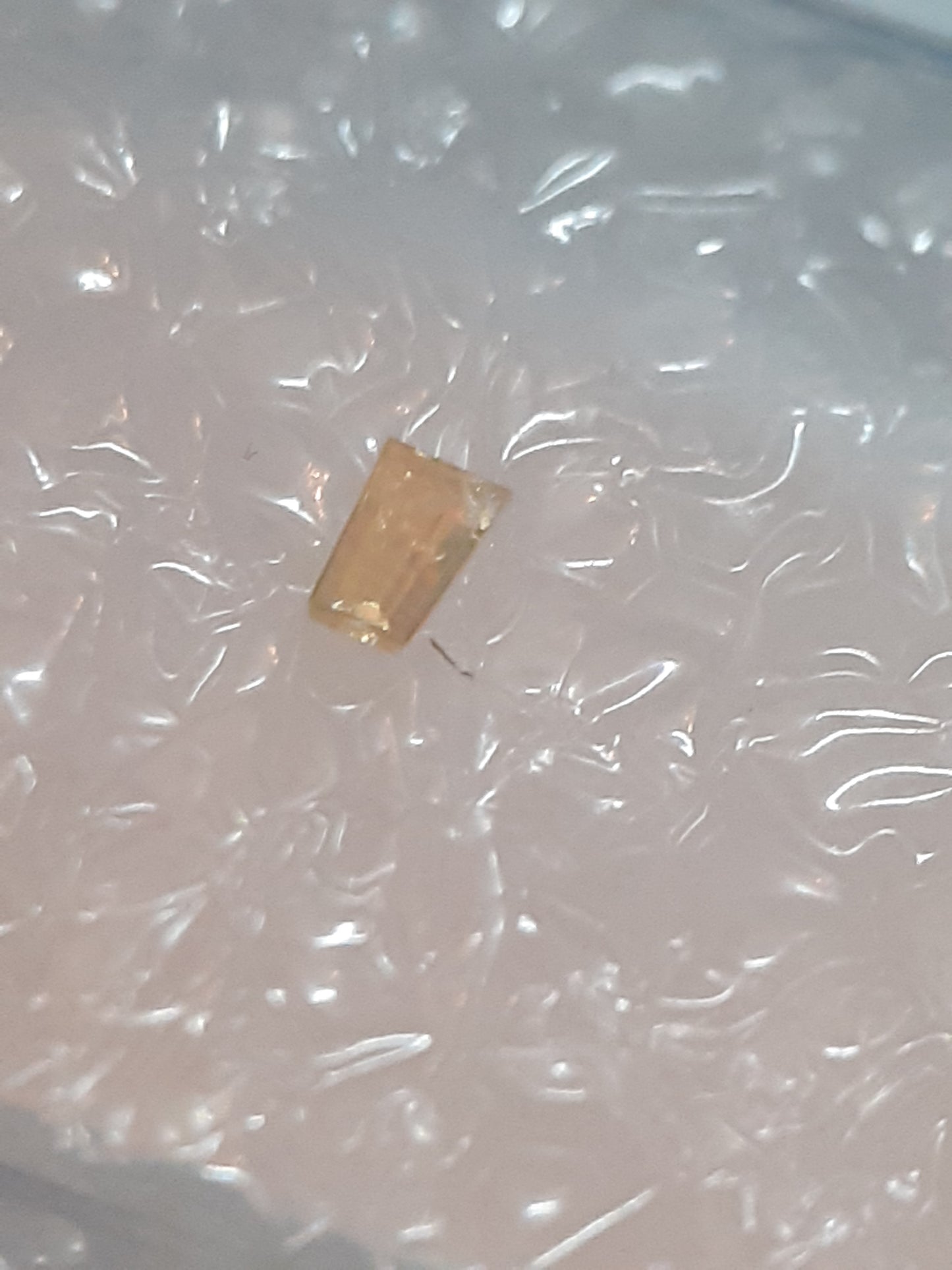 Certified Diamond - Tapered Baguette - 0.02ct - I1 - Natural Fancy greyish greenish Yellow - Natural Gems Belgium